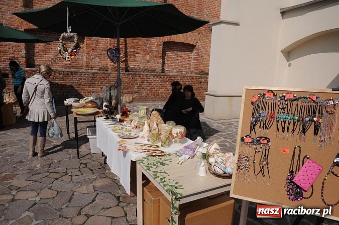 Zdjęcie w galerii na portalu naszraciborz.pl: Ruszył zamkowy jarmark kwiatów i wszelkich różności wiadomości z regionu