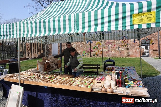 Zdjęcie w galerii na portalu naszraciborz.pl: Ruszył zamkowy jarmark kwiatów i wszelkich różności wiadomości z regionu