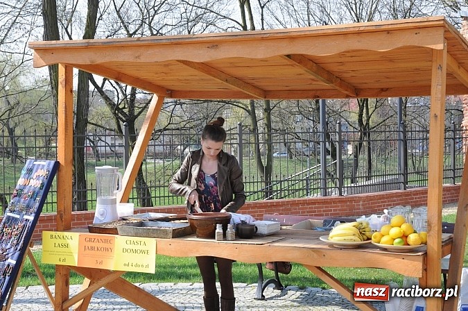 Zdjęcie w galerii na portalu naszraciborz.pl: Ruszył zamkowy jarmark kwiatów i wszelkich różności wiadomości z regionu