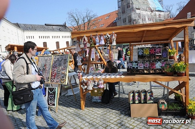 Zdjęcie w galerii na portalu naszraciborz.pl: Ruszył zamkowy jarmark kwiatów i wszelkich różności wiadomości z regionu