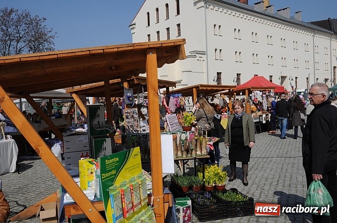 Zdjęcie w galerii na portalu naszraciborz.pl: Ruszył zamkowy jarmark kwiatów i wszelkich różności wiadomości z regionu