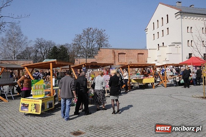 Zdjęcie w galerii na portalu naszraciborz.pl: Ruszył zamkowy jarmark kwiatów i wszelkich różności wiadomości z regionu