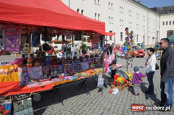 Zdjęcie w galerii na portalu naszraciborz.pl: Ruszył zamkowy jarmark kwiatów i wszelkich różności wiadomości z regionu