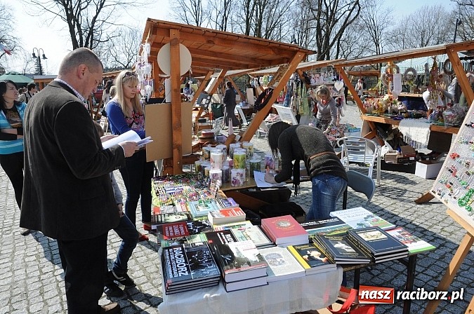 Zdjęcie w galerii na portalu naszraciborz.pl: Ruszył zamkowy jarmark kwiatów i wszelkich różności wiadomości z regionu