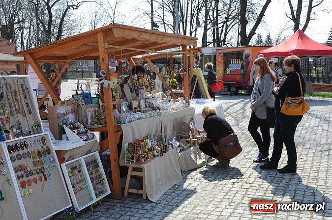 Zdjęcie w galerii na portalu naszraciborz.pl: Ruszył zamkowy jarmark kwiatów i wszelkich różności wiadomości z regionu