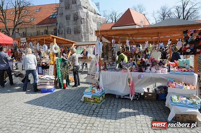 Zdjęcie w galerii na portalu naszraciborz.pl: Ruszył zamkowy jarmark kwiatów i wszelkich różności wiadomości z regionu