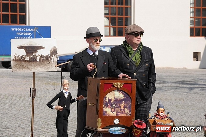 Zdjęcie w galerii na portalu naszraciborz.pl: Ruszył zamkowy jarmark kwiatów i wszelkich różności wiadomości z regionu