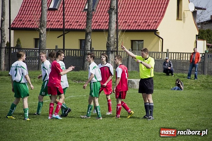 Zdjęcie w galerii na portalu naszraciborz.pl: Emocje, kartki i remis w Studziennej wiadomości z regionu