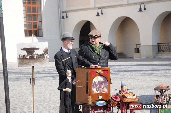 Zdjęcie w galerii na portalu naszraciborz.pl: Tysiące mieszkańców powiatu na zamkowym jarmarku i biesiadzie kabaretowej wiadomości z regionu