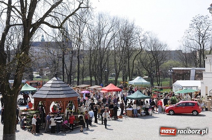 Zdjęcie w galerii na portalu naszraciborz.pl: Tysiące mieszkańców powiatu na zamkowym jarmarku i biesiadzie kabaretowej wiadomości z regionu