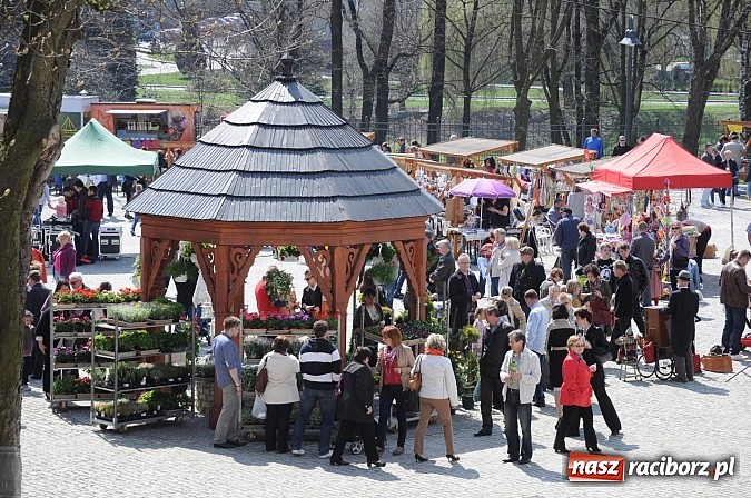 Zdjęcie w galerii na portalu naszraciborz.pl: Tysiące mieszkańców powiatu na zamkowym jarmarku i biesiadzie kabaretowej wiadomości z regionu