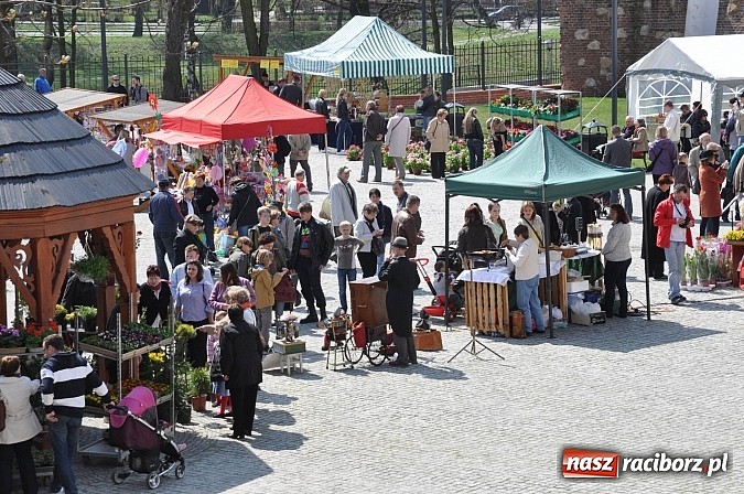 Zdjęcie w galerii na portalu naszraciborz.pl: Tysiące mieszkańców powiatu na zamkowym jarmarku i biesiadzie kabaretowej wiadomości z regionu