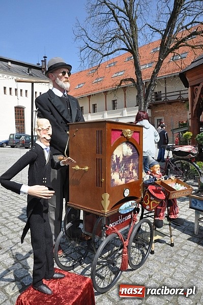 Zdjęcie w galerii na portalu naszraciborz.pl: Tysiące mieszkańców powiatu na zamkowym jarmarku i biesiadzie kabaretowej wiadomości z regionu