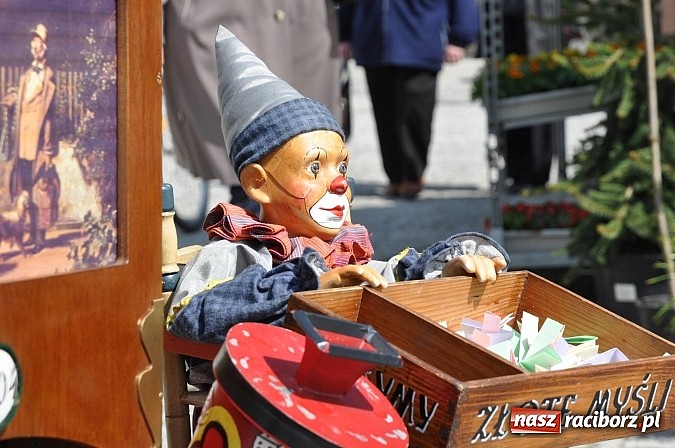 Zdjęcie w galerii na portalu naszraciborz.pl: Tysiące mieszkańców powiatu na zamkowym jarmarku i biesiadzie kabaretowej wiadomości z regionu