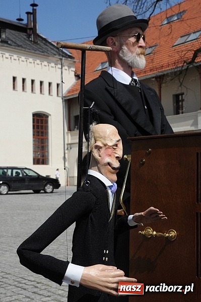 Zdjęcie w galerii na portalu naszraciborz.pl: Tysiące mieszkańców powiatu na zamkowym jarmarku i biesiadzie kabaretowej wiadomości z regionu