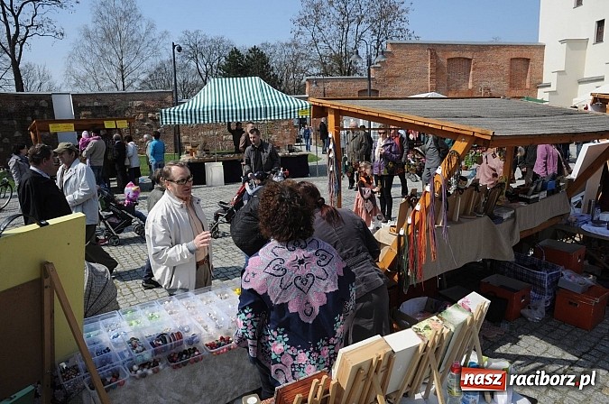 Zdjęcie w galerii na portalu naszraciborz.pl: Tysiące mieszkańców powiatu na zamkowym jarmarku i biesiadzie kabaretowej wiadomości z regionu