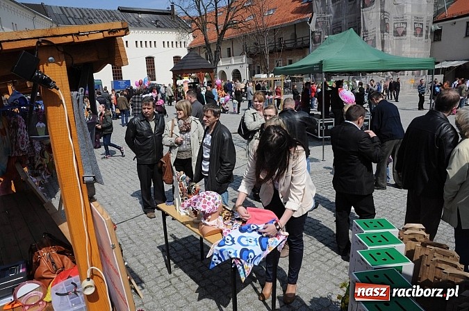 Zdjęcie w galerii na portalu naszraciborz.pl: Tysiące mieszkańców powiatu na zamkowym jarmarku i biesiadzie kabaretowej wiadomości z regionu