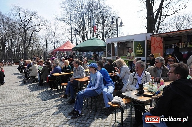 Zdjęcie w galerii na portalu naszraciborz.pl: Tysiące mieszkańców powiatu na zamkowym jarmarku i biesiadzie kabaretowej wiadomości z regionu