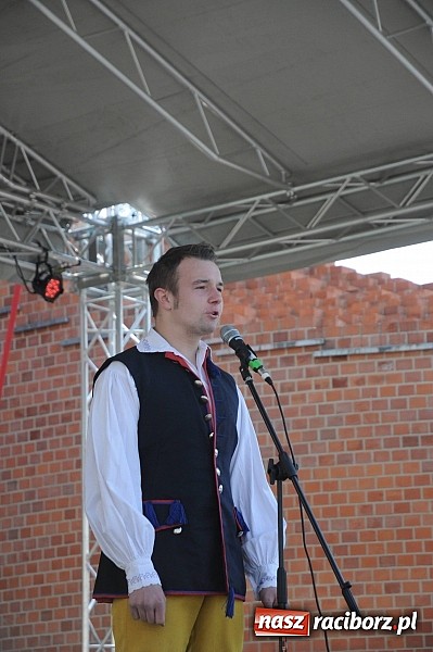 Zdjęcie w galerii na portalu naszraciborz.pl: Tysiące mieszkańców powiatu na zamkowym jarmarku i biesiadzie kabaretowej wiadomości z regionu