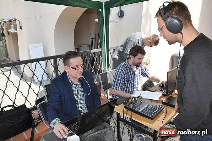 Zdjęcie w galerii na portalu naszraciborz.pl: Tysiące mieszkańców powiatu na zamkowym jarmarku i biesiadzie kabaretowej wiadomości z regionu