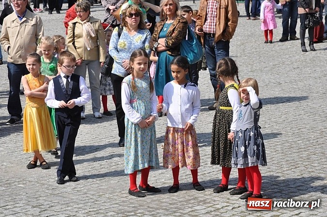 Zdjęcie w galerii na portalu naszraciborz.pl: Tysiące mieszkańców powiatu na zamkowym jarmarku i biesiadzie kabaretowej wiadomości z regionu