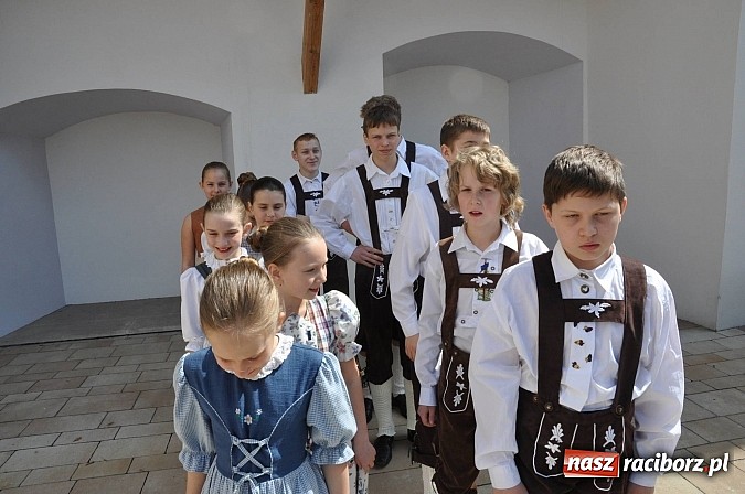 Zdjęcie w galerii na portalu naszraciborz.pl: Tysiące mieszkańców powiatu na zamkowym jarmarku i biesiadzie kabaretowej wiadomości z regionu