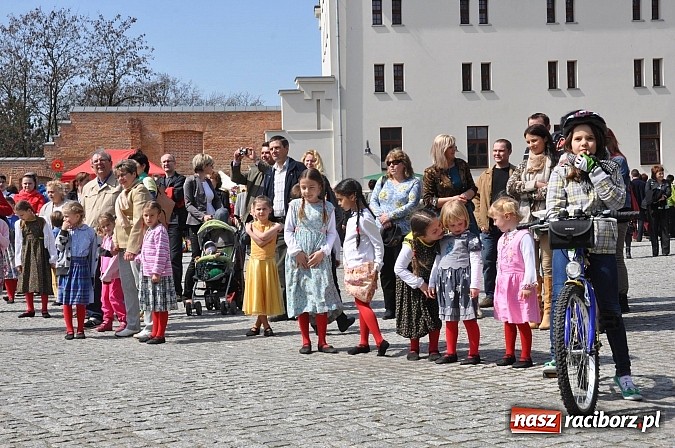 Zdjęcie w galerii na portalu naszraciborz.pl: Tysiące mieszkańców powiatu na zamkowym jarmarku i biesiadzie kabaretowej wiadomości z regionu