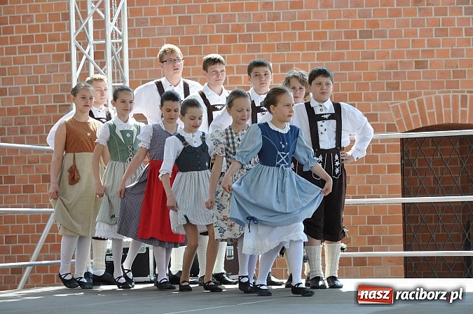 Zdjęcie w galerii na portalu naszraciborz.pl: Tysiące mieszkańców powiatu na zamkowym jarmarku i biesiadzie kabaretowej wiadomości z regionu
