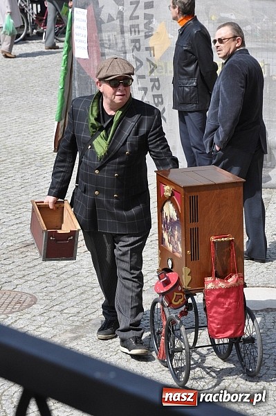 Zdjęcie w galerii na portalu naszraciborz.pl: Tysiące mieszkańców powiatu na zamkowym jarmarku i biesiadzie kabaretowej wiadomości z regionu