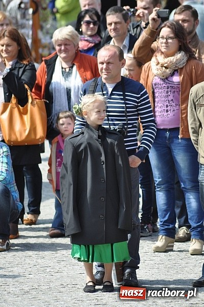 Zdjęcie w galerii na portalu naszraciborz.pl: Tysiące mieszkańców powiatu na zamkowym jarmarku i biesiadzie kabaretowej wiadomości z regionu