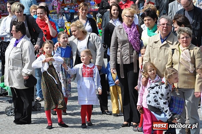 Zdjęcie w galerii na portalu naszraciborz.pl: Tysiące mieszkańców powiatu na zamkowym jarmarku i biesiadzie kabaretowej wiadomości z regionu