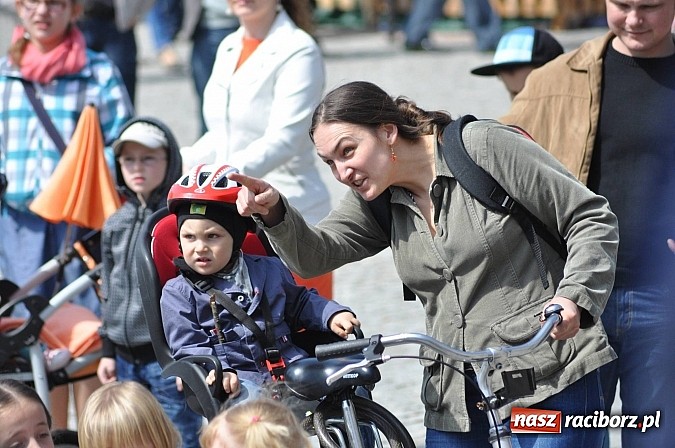Zdjęcie w galerii na portalu naszraciborz.pl: Tysiące mieszkańców powiatu na zamkowym jarmarku i biesiadzie kabaretowej wiadomości z regionu