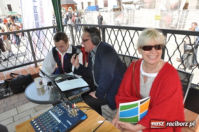 Zdjęcie w galerii na portalu naszraciborz.pl: Tysiące mieszkańców powiatu na zamkowym jarmarku i biesiadzie kabaretowej wiadomości z regionu