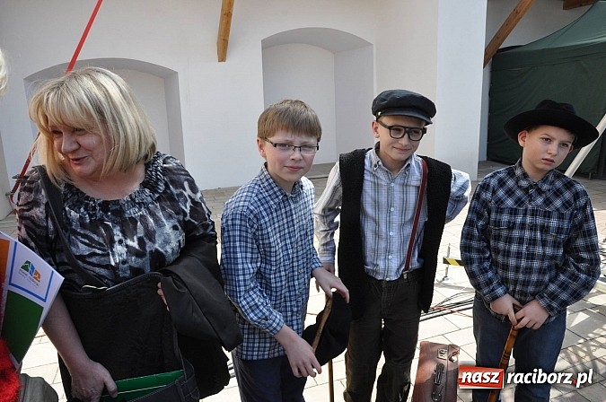 Zdjęcie w galerii na portalu naszraciborz.pl: Tysiące mieszkańców powiatu na zamkowym jarmarku i biesiadzie kabaretowej wiadomości z regionu