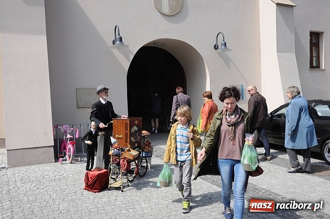 Zdjęcie w galerii na portalu naszraciborz.pl: Tysiące mieszkańców powiatu na zamkowym jarmarku i biesiadzie kabaretowej wiadomości z regionu