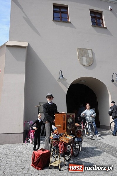 Zdjęcie w galerii na portalu naszraciborz.pl: Tysiące mieszkańców powiatu na zamkowym jarmarku i biesiadzie kabaretowej wiadomości z regionu