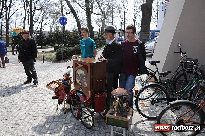 Zdjęcie w galerii na portalu naszraciborz.pl: Tysiące mieszkańców powiatu na zamkowym jarmarku i biesiadzie kabaretowej wiadomości z regionu