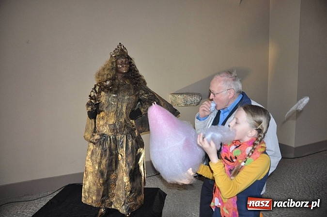 Zdjęcie w galerii na portalu naszraciborz.pl: Tysiące mieszkańców powiatu na zamkowym jarmarku i biesiadzie kabaretowej wiadomości z regionu