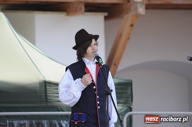 Zdjęcie w galerii na portalu naszraciborz.pl: Tysiące mieszkańców powiatu na zamkowym jarmarku i biesiadzie kabaretowej wiadomości z regionu