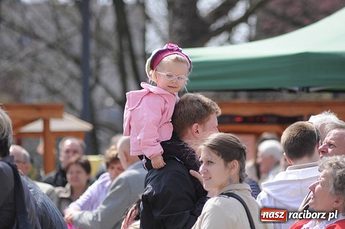 Zdjęcie w galerii na portalu naszraciborz.pl: Tysiące mieszkańców powiatu na zamkowym jarmarku i biesiadzie kabaretowej wiadomości z regionu