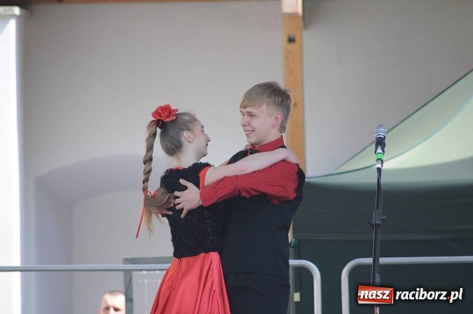 Zdjęcie w galerii na portalu naszraciborz.pl: Tysiące mieszkańców powiatu na zamkowym jarmarku i biesiadzie kabaretowej wiadomości z regionu