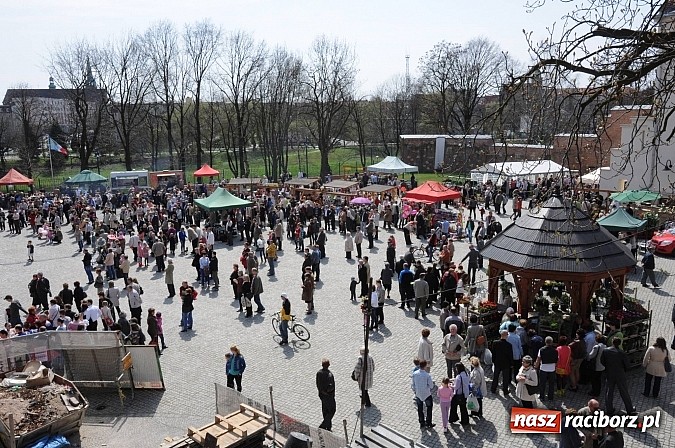 Zdjęcie w galerii na portalu naszraciborz.pl: Tysiące mieszkańców powiatu na zamkowym jarmarku i biesiadzie kabaretowej wiadomości z regionu