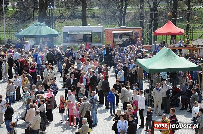 Zdjęcie w galerii na portalu naszraciborz.pl: Tysiące mieszkańców powiatu na zamkowym jarmarku i biesiadzie kabaretowej wiadomości z regionu