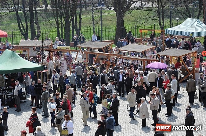 Zdjęcie w galerii na portalu naszraciborz.pl: Tysiące mieszkańców powiatu na zamkowym jarmarku i biesiadzie kabaretowej wiadomości z regionu