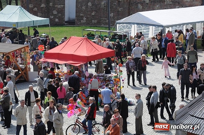 Zdjęcie w galerii na portalu naszraciborz.pl: Tysiące mieszkańców powiatu na zamkowym jarmarku i biesiadzie kabaretowej wiadomości z regionu