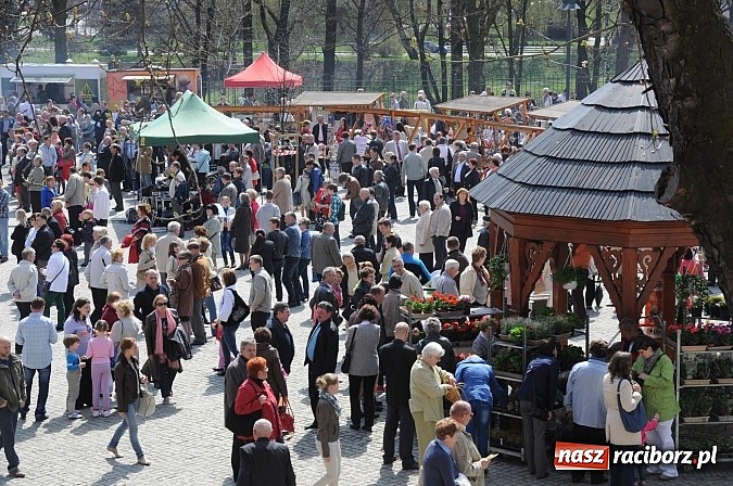 Zdjęcie w galerii na portalu naszraciborz.pl: Tysiące mieszkańców powiatu na zamkowym jarmarku i biesiadzie kabaretowej wiadomości z regionu