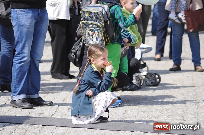 Zdjęcie w galerii na portalu naszraciborz.pl: Tysiące mieszkańców powiatu na zamkowym jarmarku i biesiadzie kabaretowej wiadomości z regionu