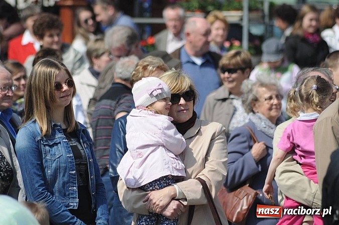 Zdjęcie w galerii na portalu naszraciborz.pl: Tysiące mieszkańców powiatu na zamkowym jarmarku i biesiadzie kabaretowej wiadomości z regionu