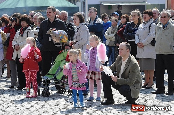 Zdjęcie w galerii na portalu naszraciborz.pl: Tysiące mieszkańców powiatu na zamkowym jarmarku i biesiadzie kabaretowej wiadomości z regionu