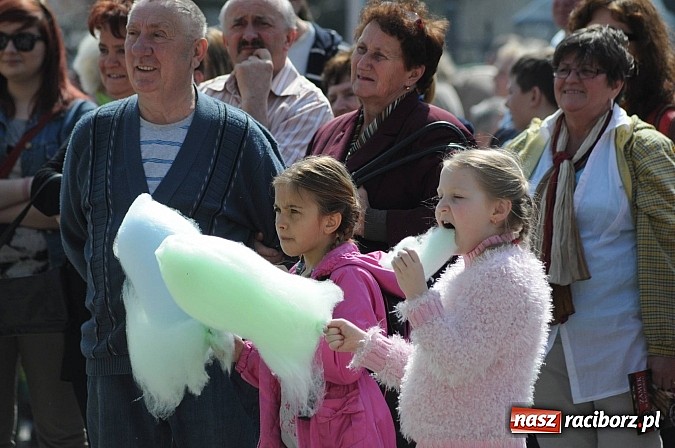 Zdjęcie w galerii na portalu naszraciborz.pl: Tysiące mieszkańców powiatu na zamkowym jarmarku i biesiadzie kabaretowej wiadomości z regionu